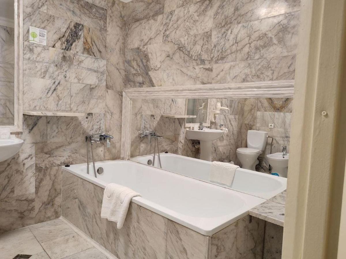 Leoton Chernivtsi Hotel Kültér fotó