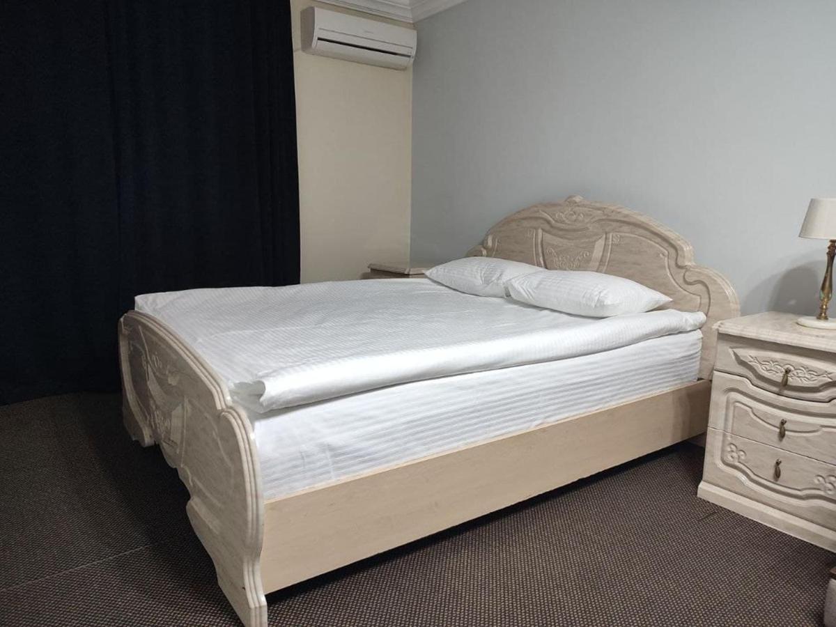 Leoton Chernivtsi Hotel Kültér fotó