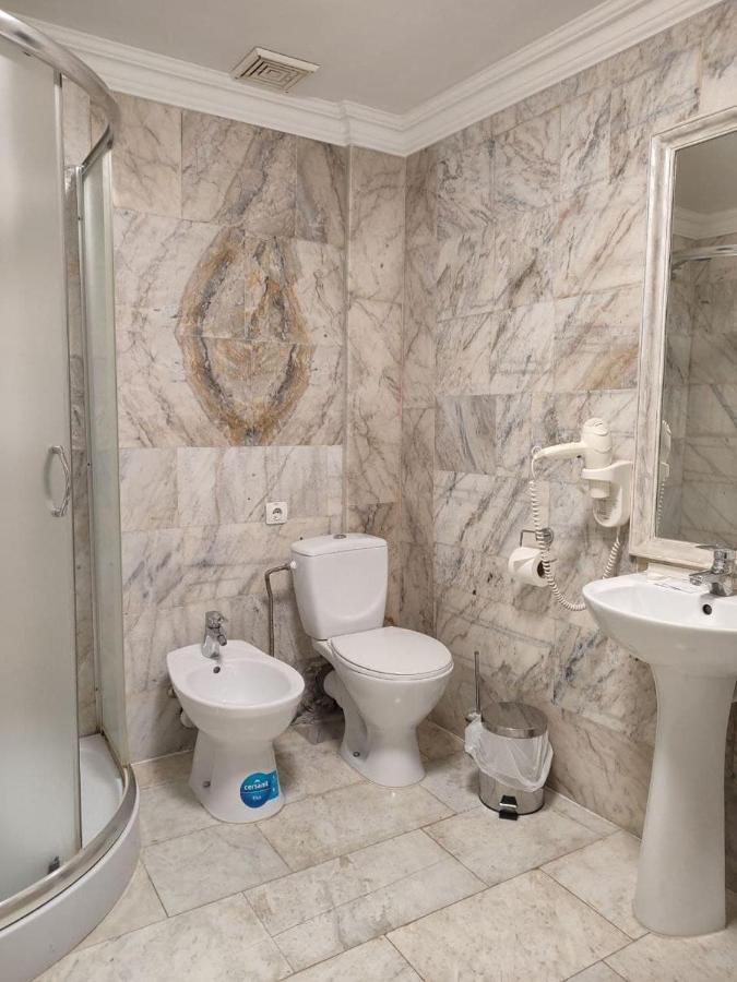 Leoton Chernivtsi Hotel Kültér fotó