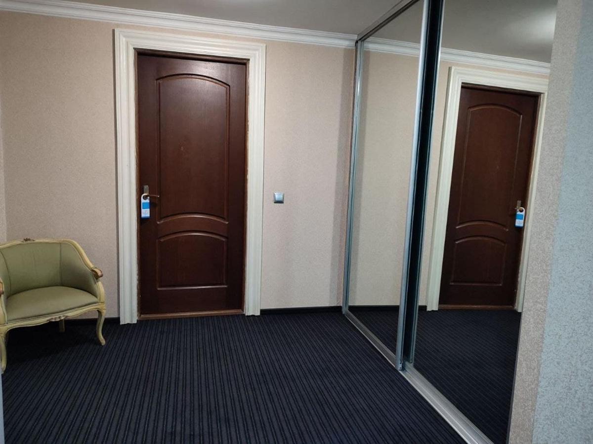 Leoton Chernivtsi Hotel Kültér fotó
