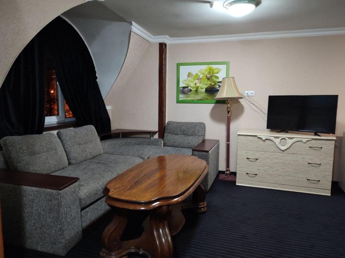 Leoton Chernivtsi Hotel Kültér fotó