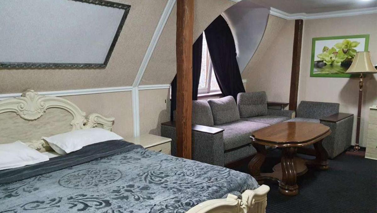 Leoton Chernivtsi Hotel Kültér fotó
