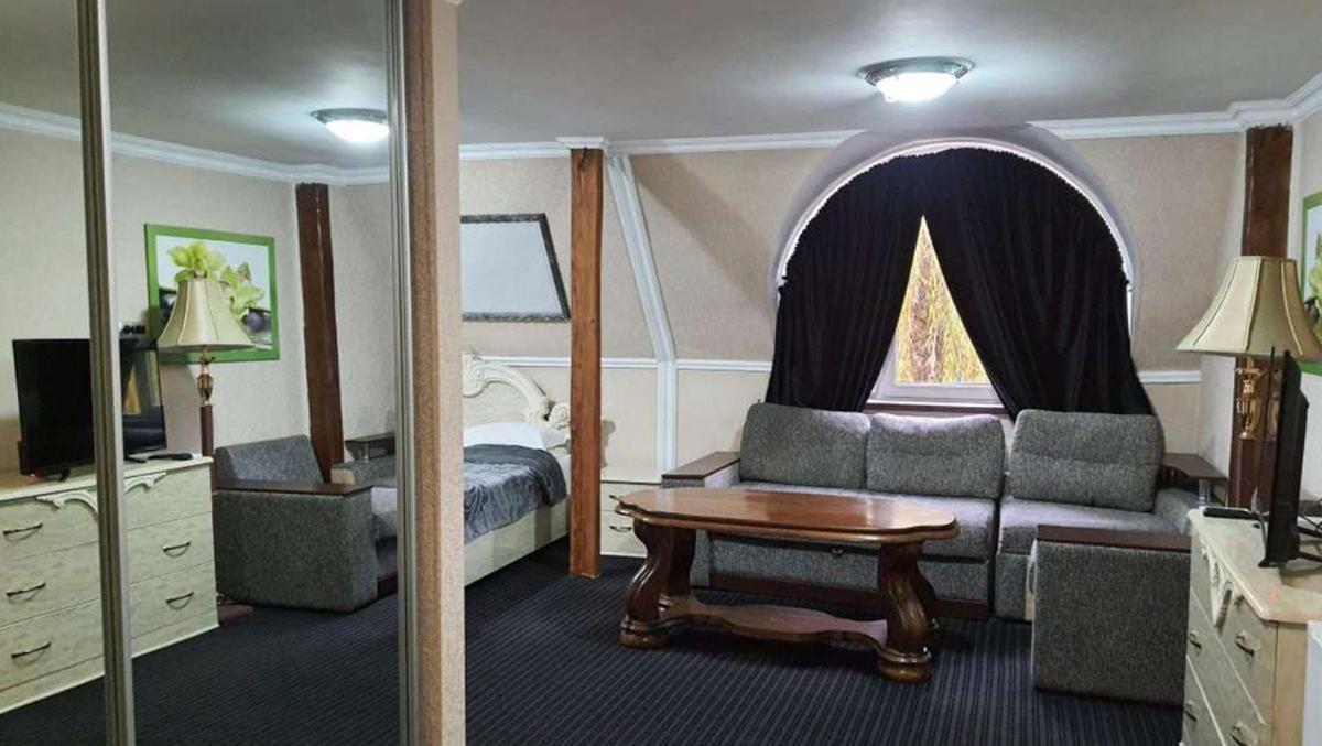 Leoton Chernivtsi Hotel Kültér fotó