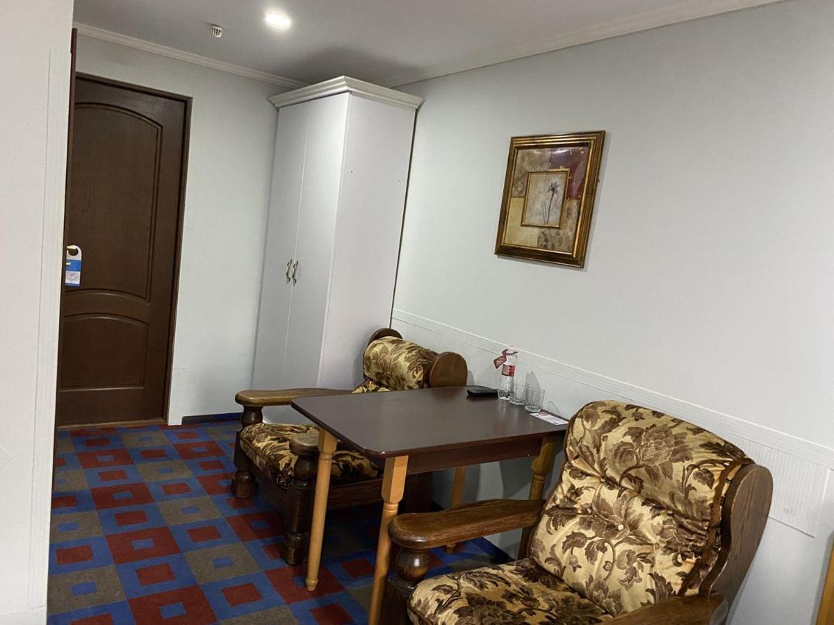 Leoton Chernivtsi Hotel Kültér fotó