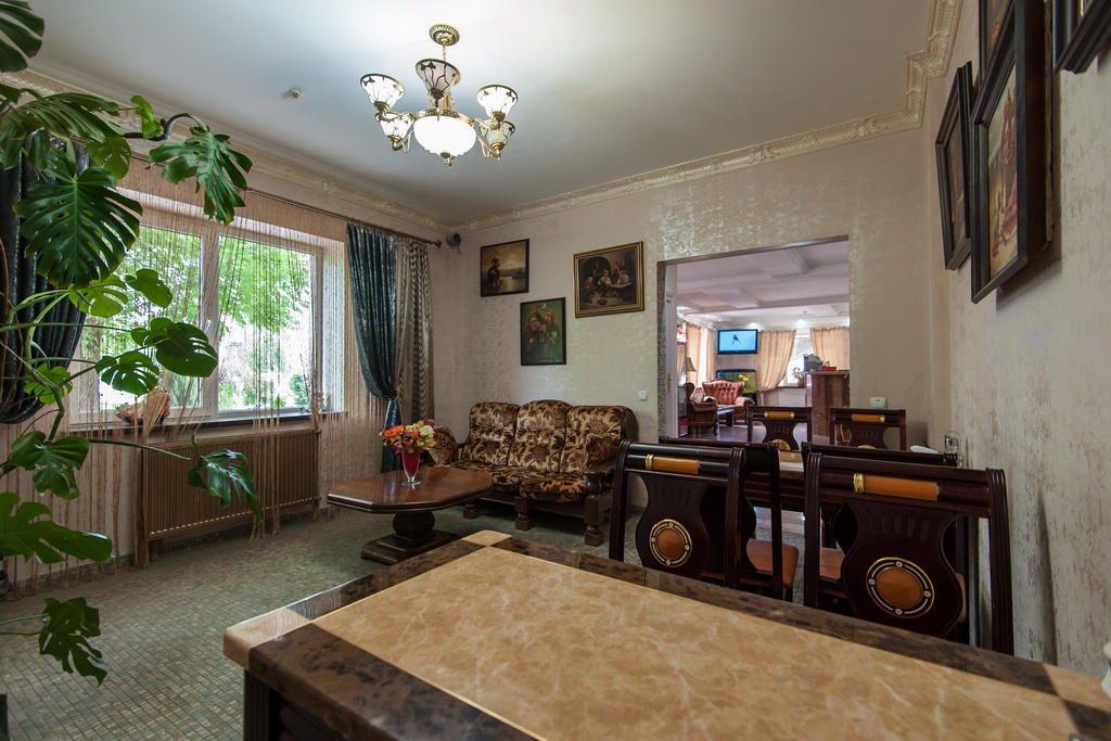 Leoton Chernivtsi Hotel Kültér fotó